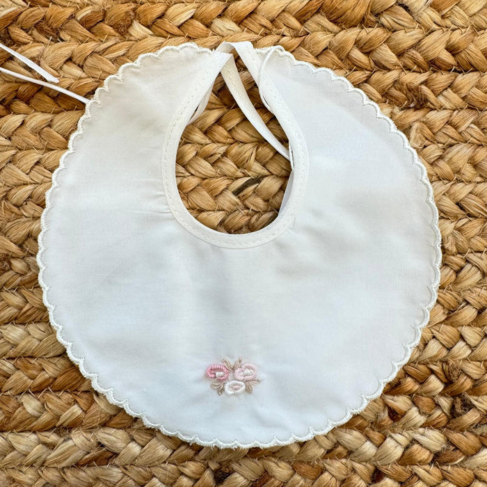 Bavetta neonata bianca con ricamo floreale rosa elegante
