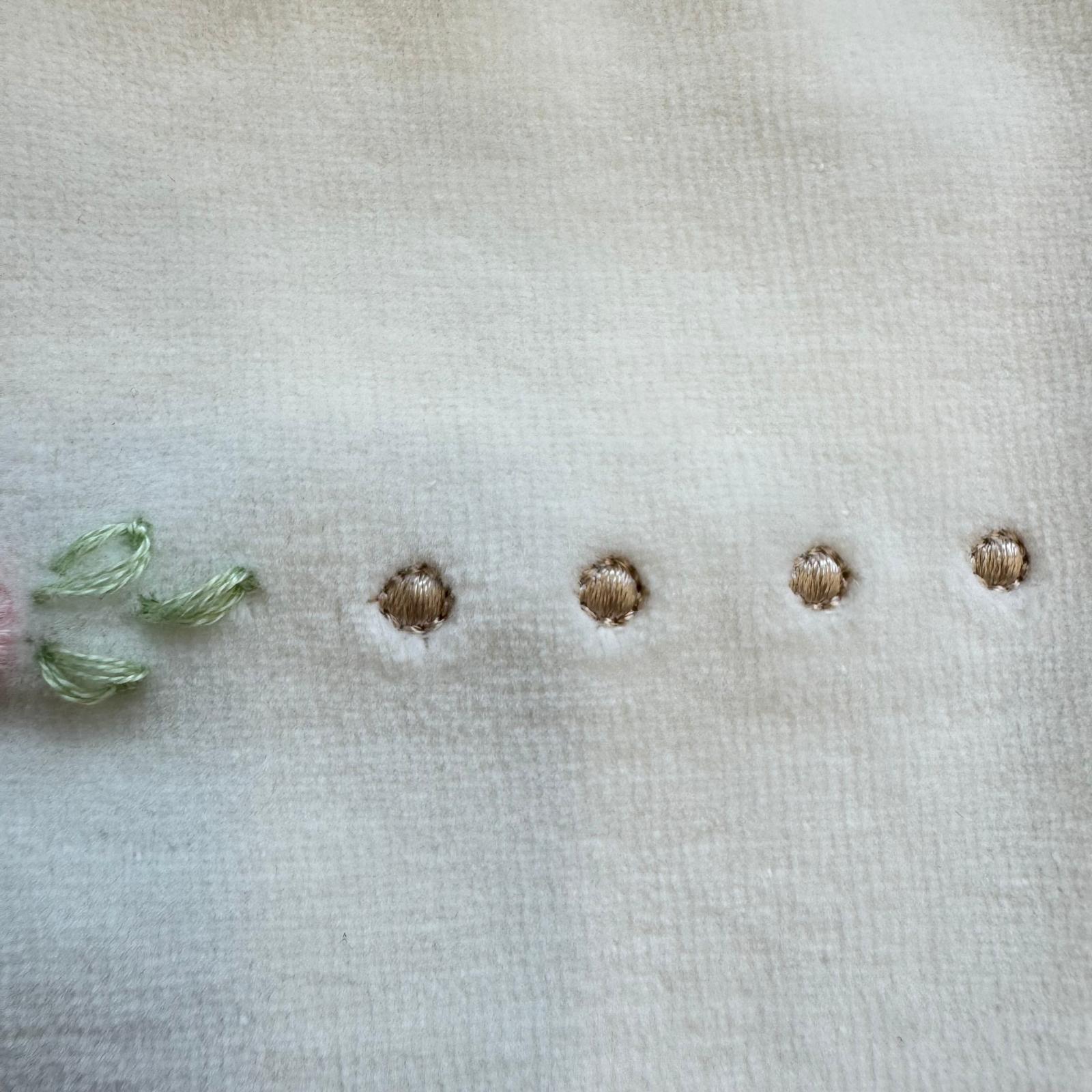 Bavetta neonata in ciniglia color latte con rosellina rosa ricamata – corredino nascita