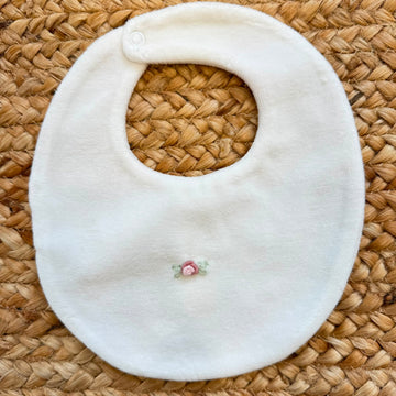 Bavetta neonata in ciniglia color latte con rosellina ricamata rosa antico