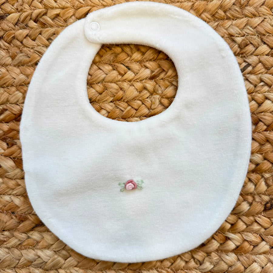Bavetta neonata in ciniglia latte con rosellina ricamata rosa antico