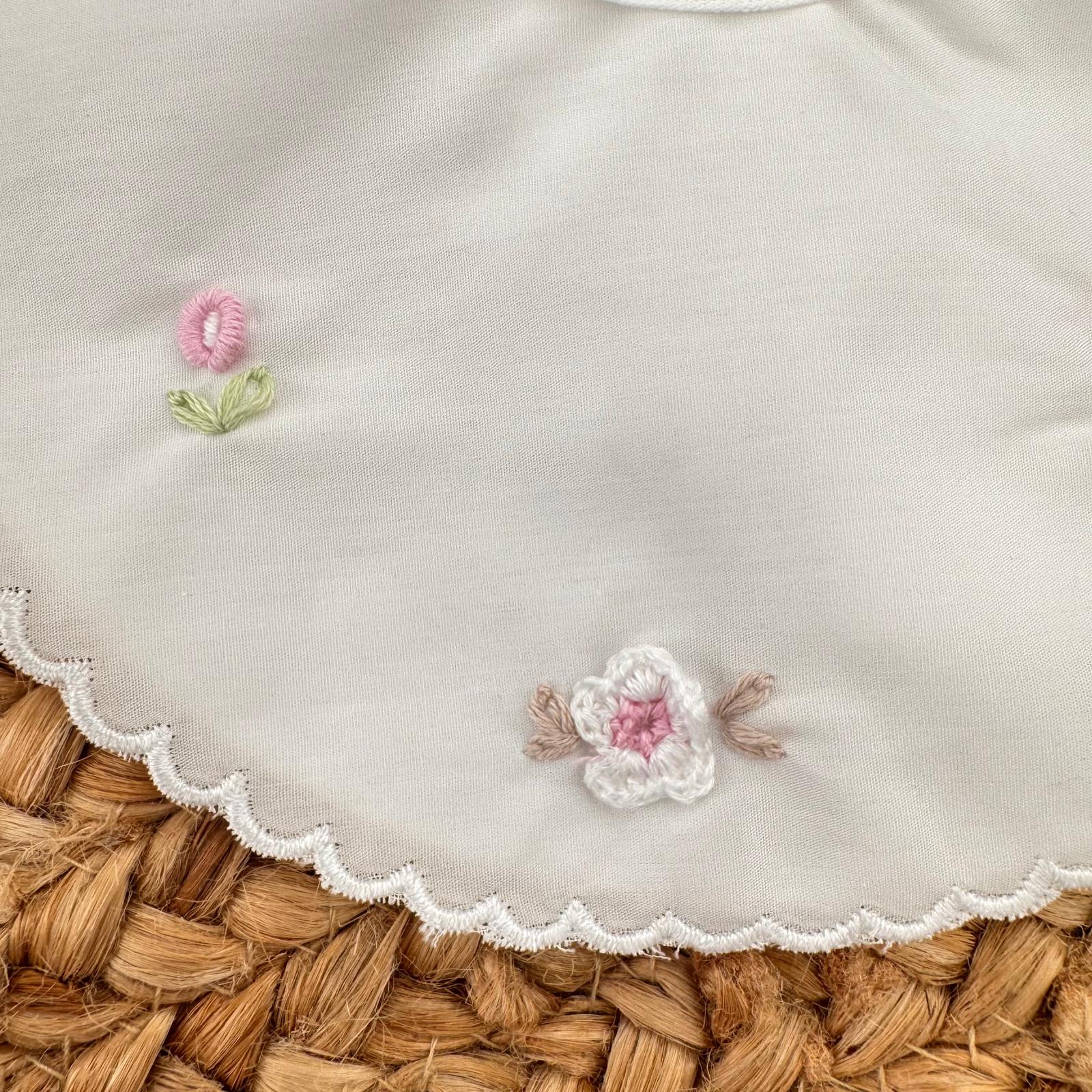 bavetta neonata cotone bianco con ricami floreali rosa elegante