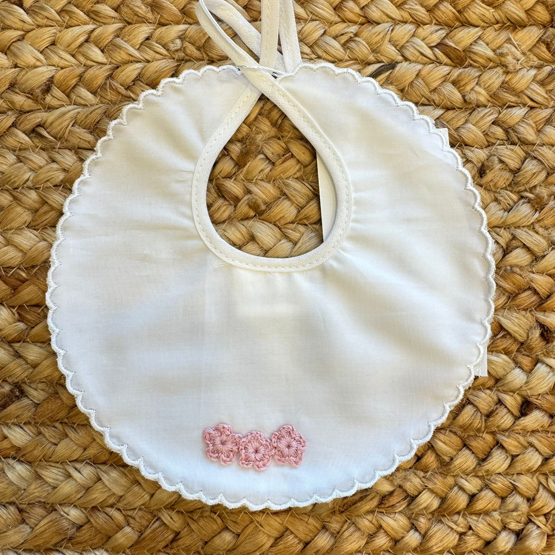 Bavetta neonata in cotone filo di Scozia con bordo smerlato e fiori rosa ricamati a mano