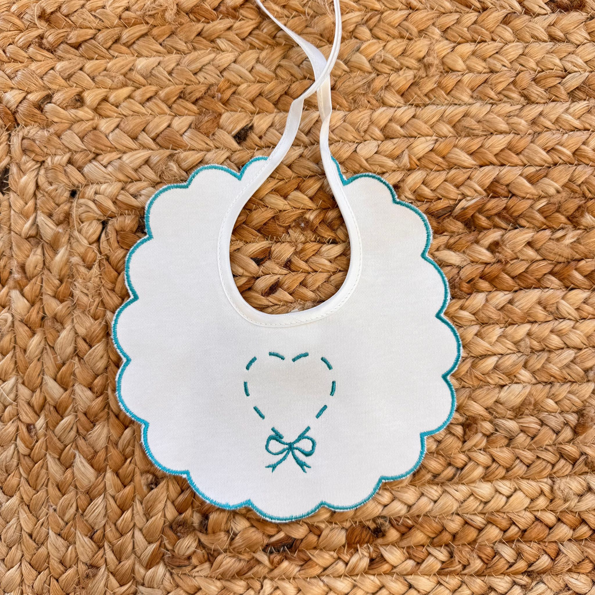 Bavetta in cotone per neonata con cuore ricamato e fiocchetto verde, profilo smerlato – accessorio corredino autunno inverno