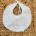 Bavetta neonata in cotone panna con ricamo floreale rosa e beige
