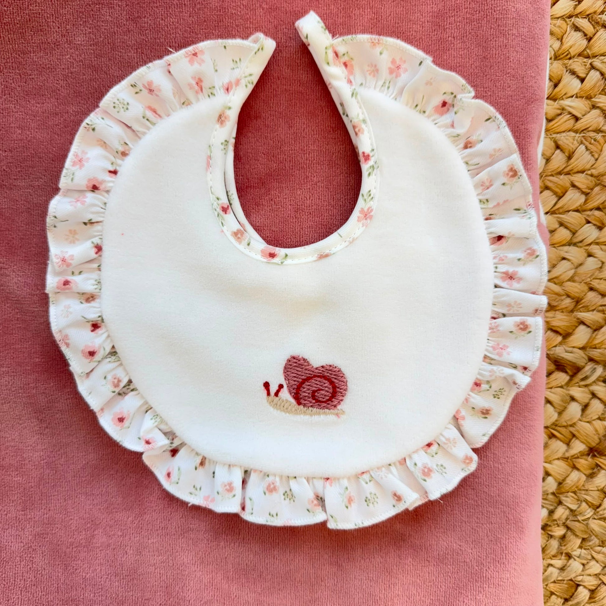 Tutina in ciniglia panna e malva con ricamo chiocciolina e casetta.