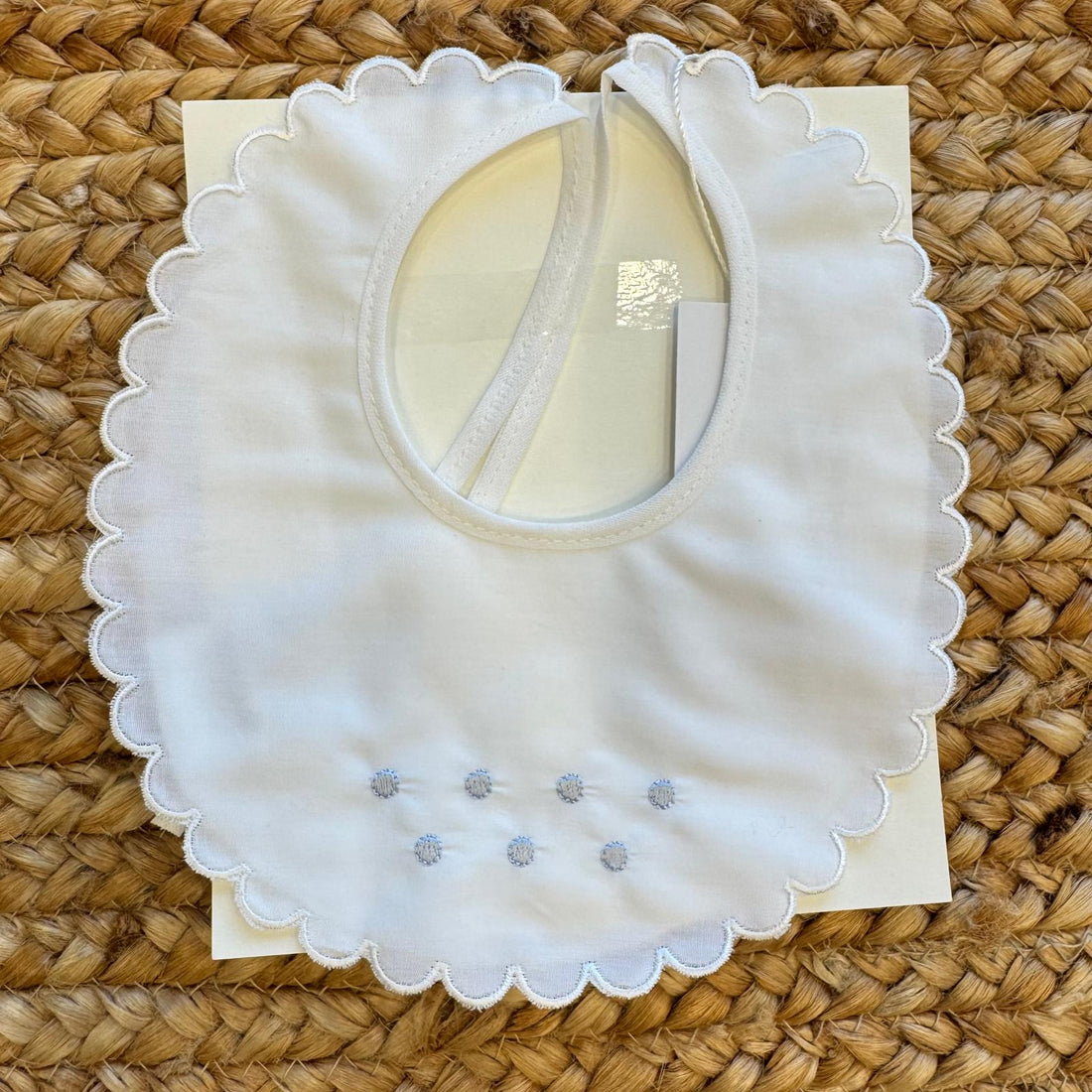 bavetta neonato bianca in cotone con ricamo azzurro e bordo smerlato