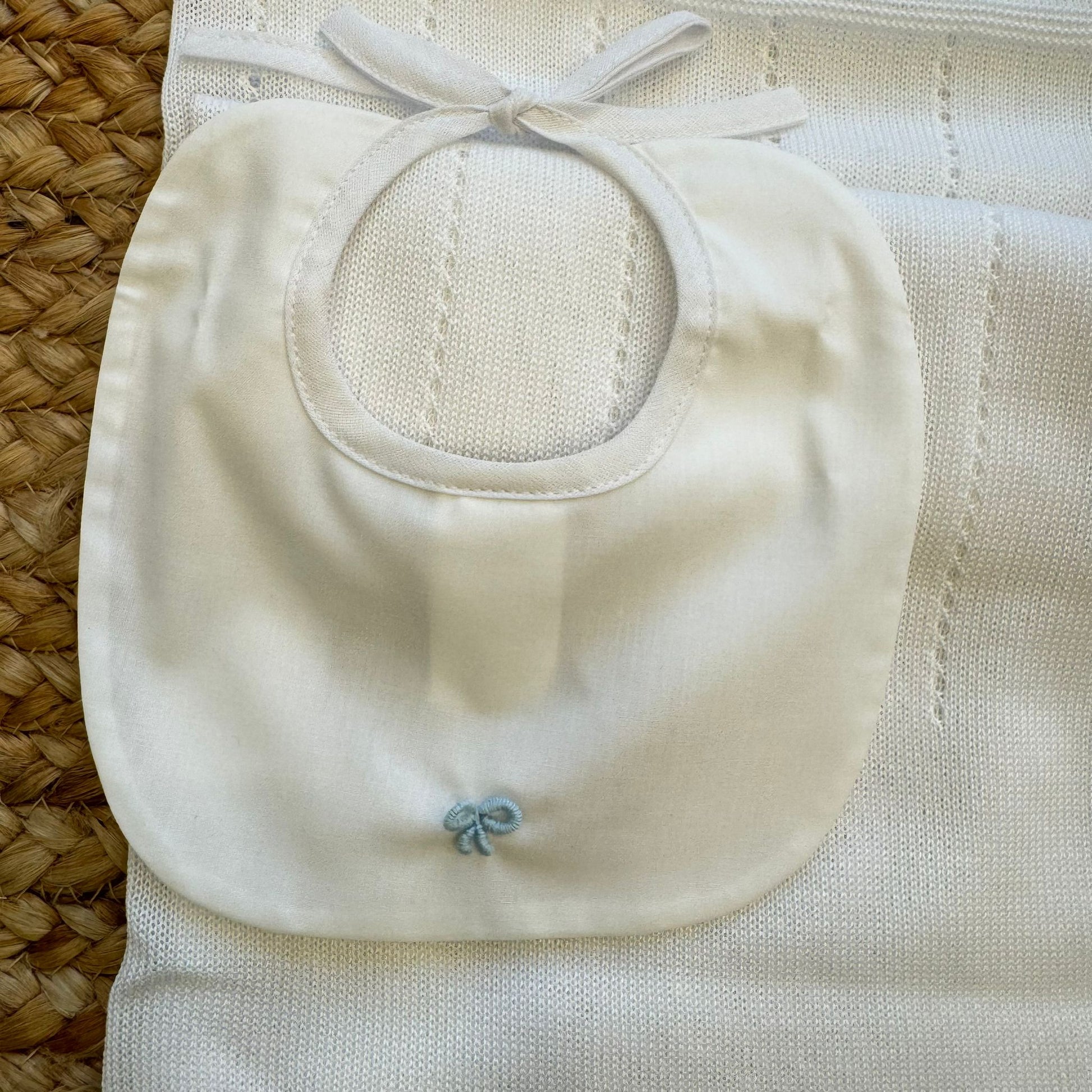 bavetta neonato 100% cotone con fiocchetto ricamato