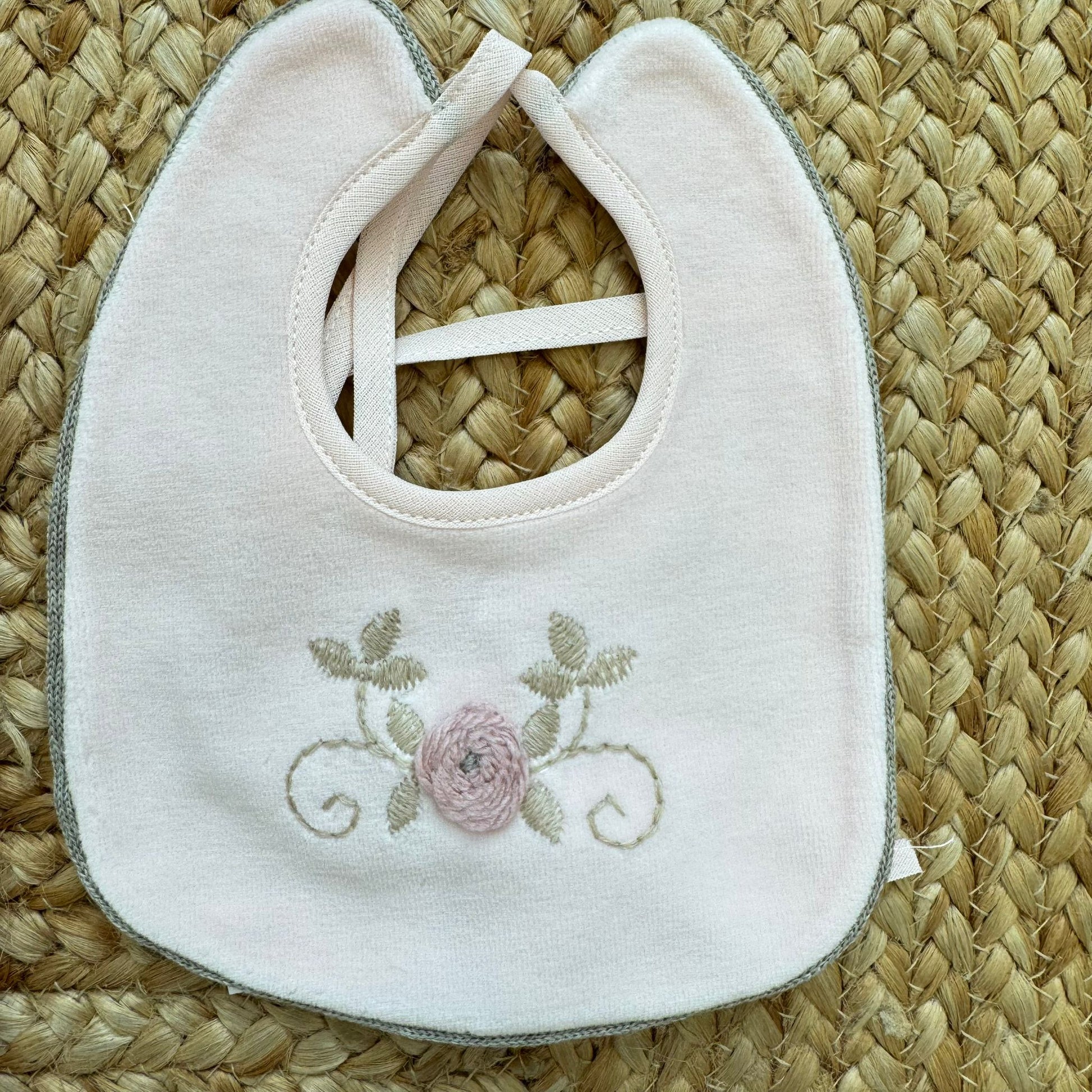 bavetta neonata rosa in ciniglia con ricamo floreale