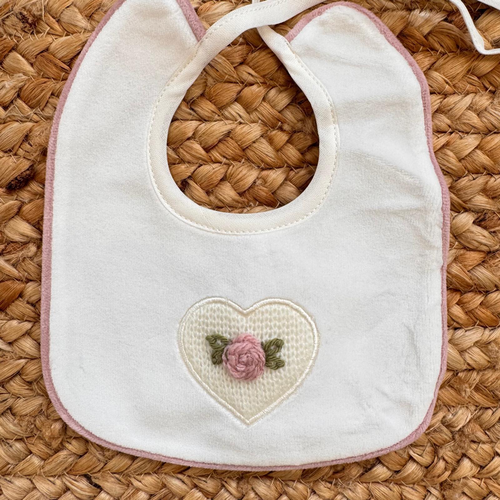 bavetta neonato panna con cuore ricamato a mano rosa cipria