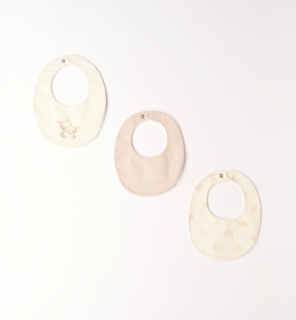 Set tre bavette nascita in cotone elasticizzato con ricamo e stampa delicata