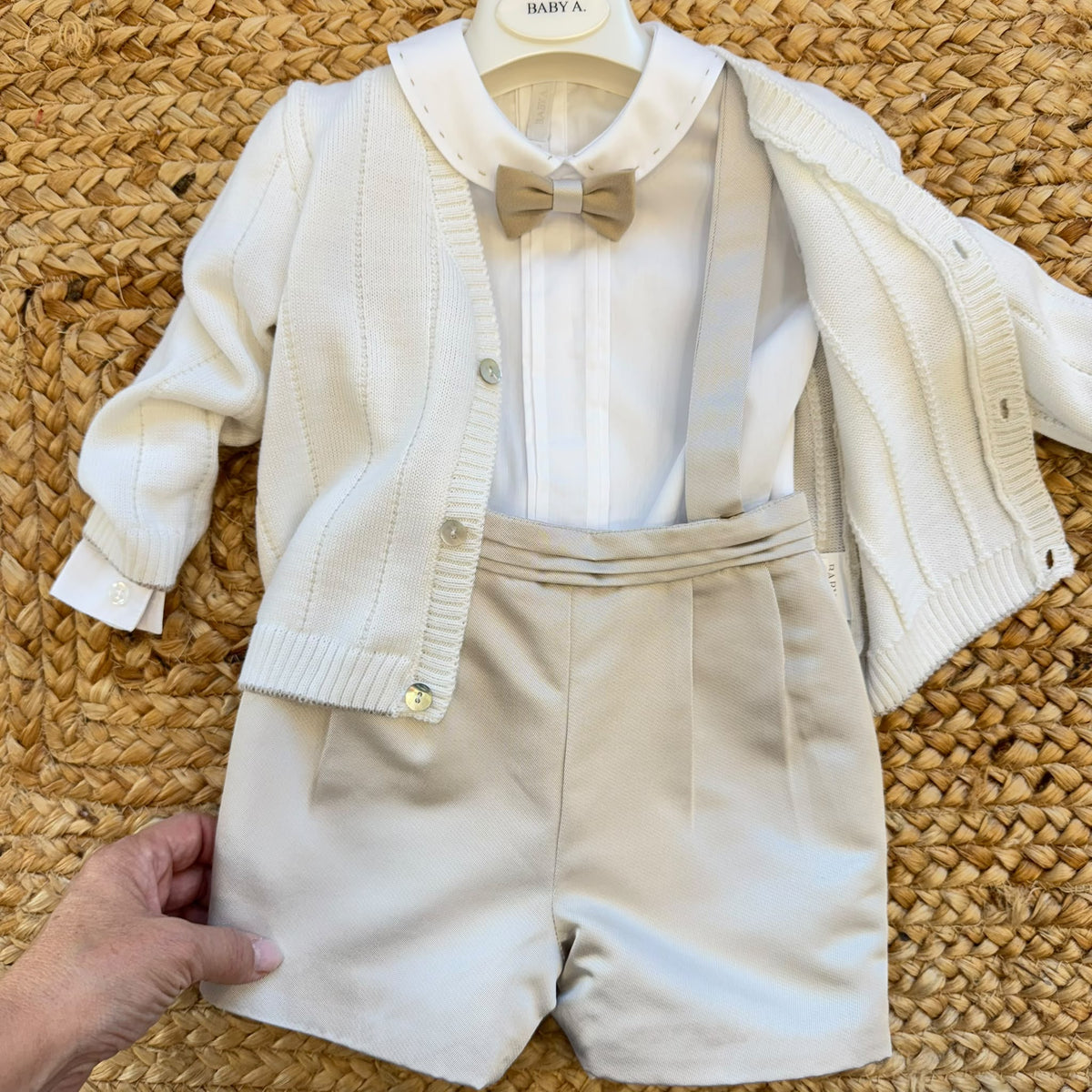 Completo battesimo bimbo con cardigan panna, camicia e bermuda beige con bretelle