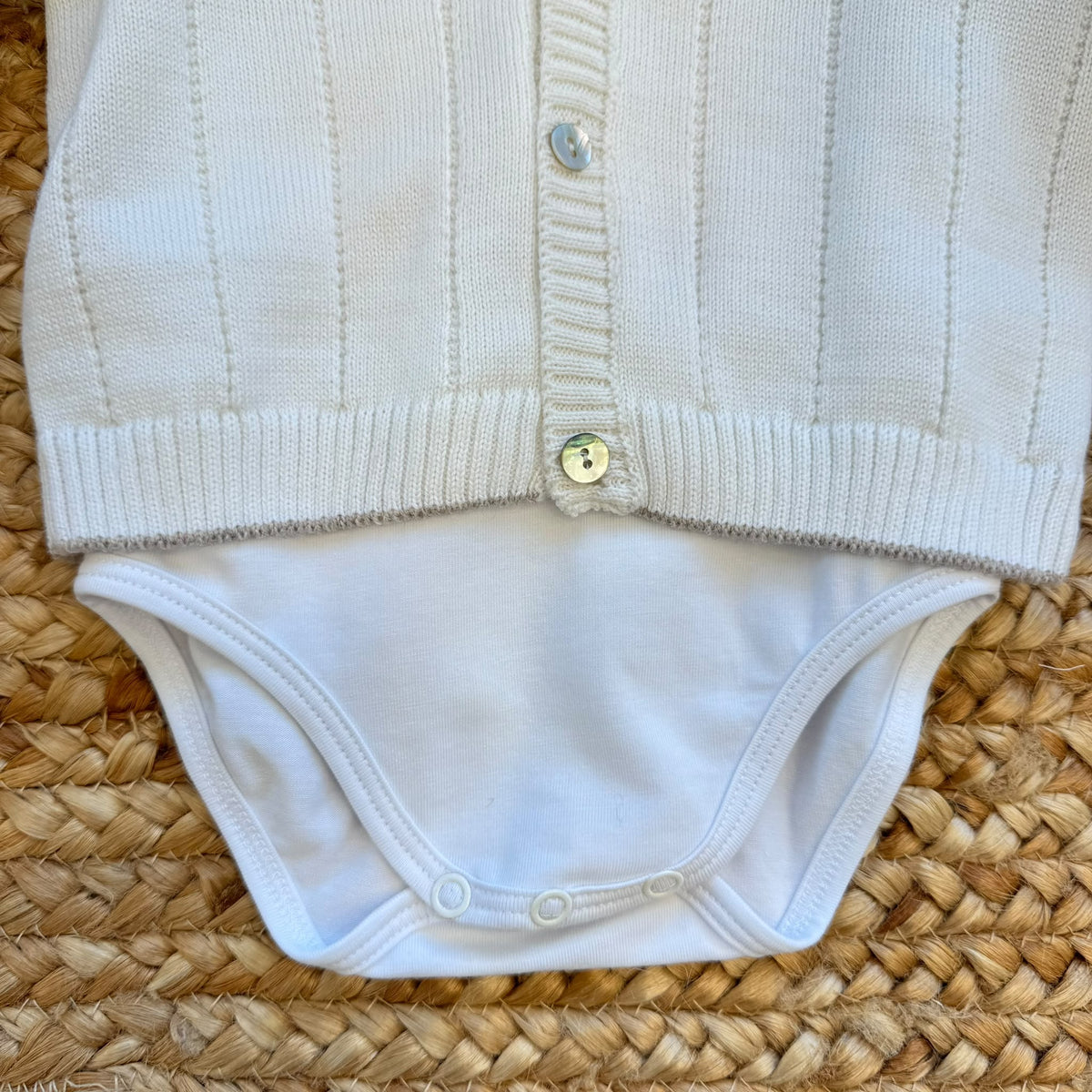 Completo battesimo bimbo con cardigan panna, camicia e bermuda beige con bretelle