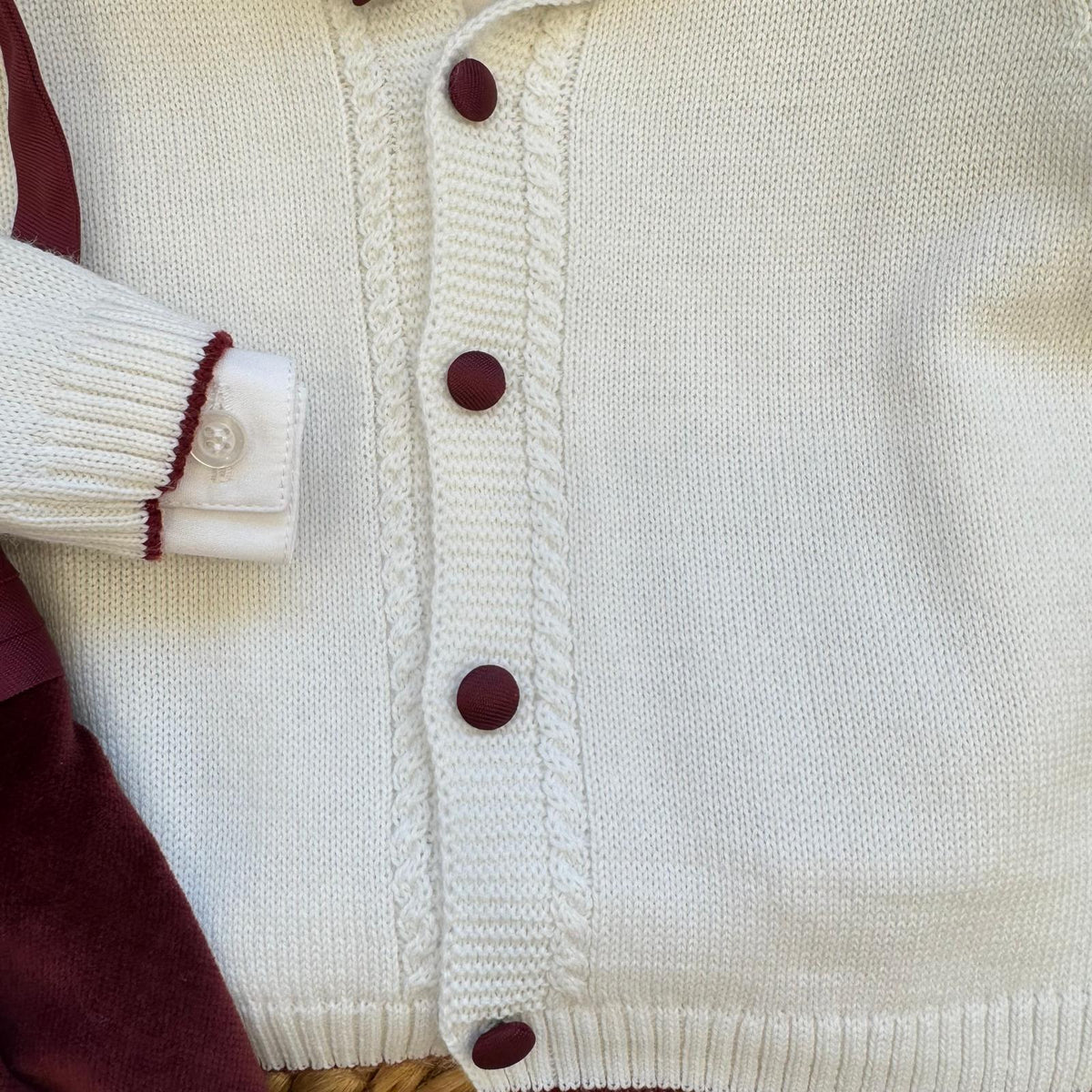 Dettaglio completo Battesimo bimbo bianco e bordeaux con cardigan in misto lana e papillon.