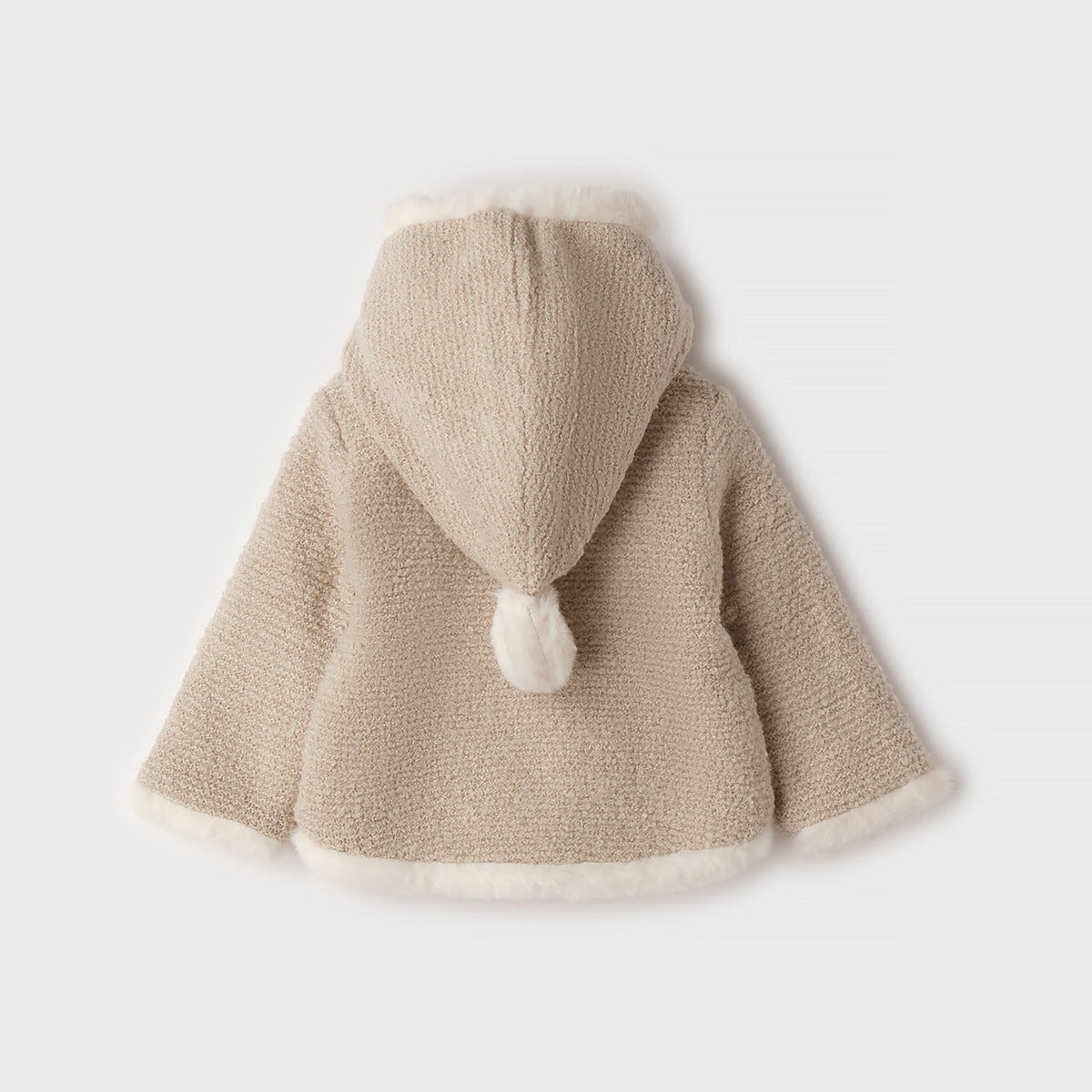 Giubbotto bimba beige con cappuccio, profili panna effetto pelliccetta, bottoni doppiopetto e tasche frontali.