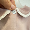 Abito elegante bimba in velluto rosa antico con punto smock, colletto panna e maniche a palloncino