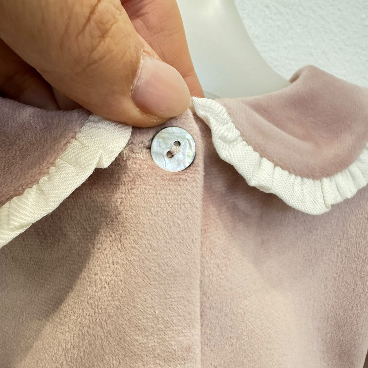 Abito elegante bimba in velluto rosa antico con punto smock, colletto panna e maniche a palloncino