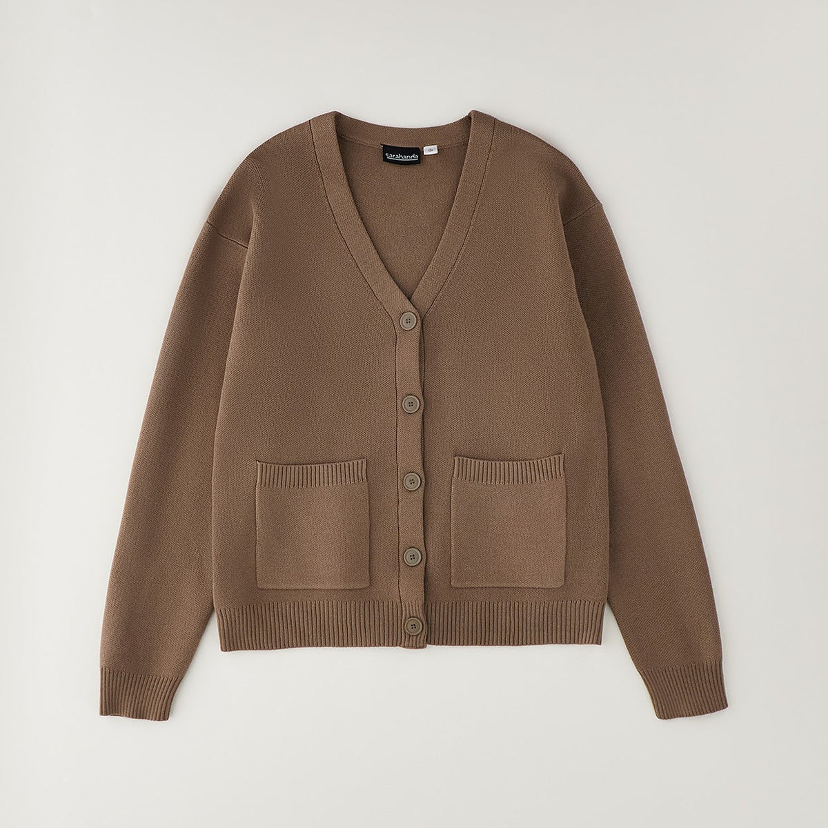 Cardigan bimbo marrone con bottoni e tasche applicate