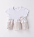 Blusa bianca per neonata con fiore applicato, balza in tulle e gonna a righe beige