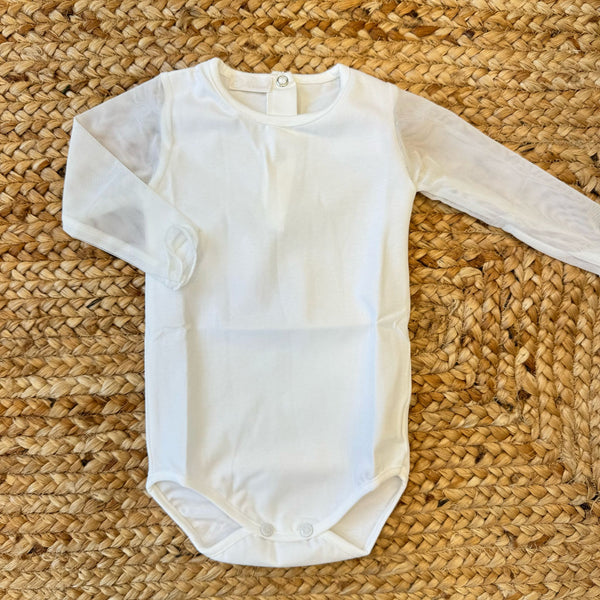 Body battesimale bianco con maniche in tulle trasparente, perfetto per cerimonie e battesimo