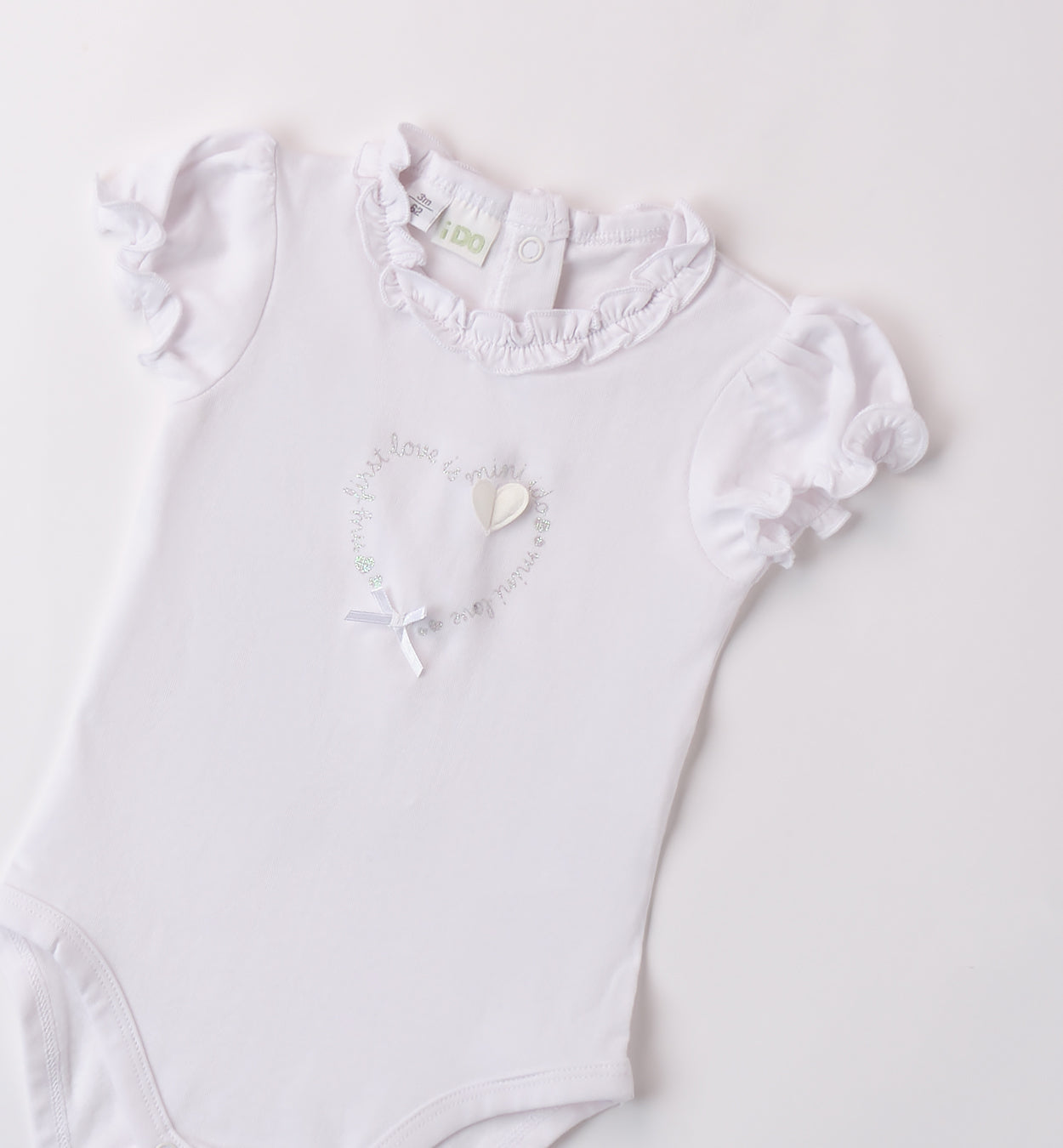 Salopette neonata in jeans con volant e tasche, vista frontale su sfondo neutro