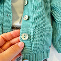 Completo bimbo con cardigan verde salvia, body bianco e pantaloncino scozzese Juliana.