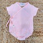 Body rosa neonato in cotone garzato leggero, modello kimono con chiusura a fiocco laterale