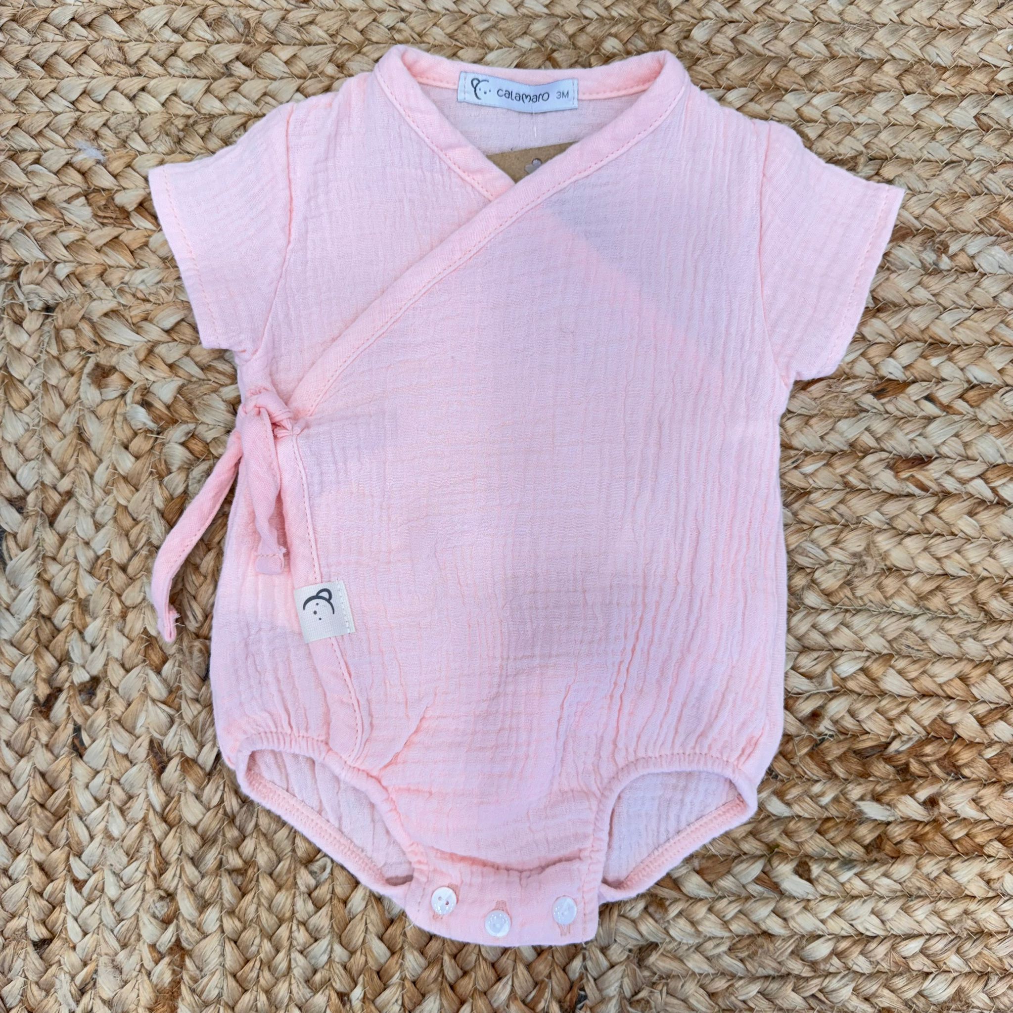 Body rosa neonato in cotone garzato leggero, modello kimono con chiusura a fiocco laterale