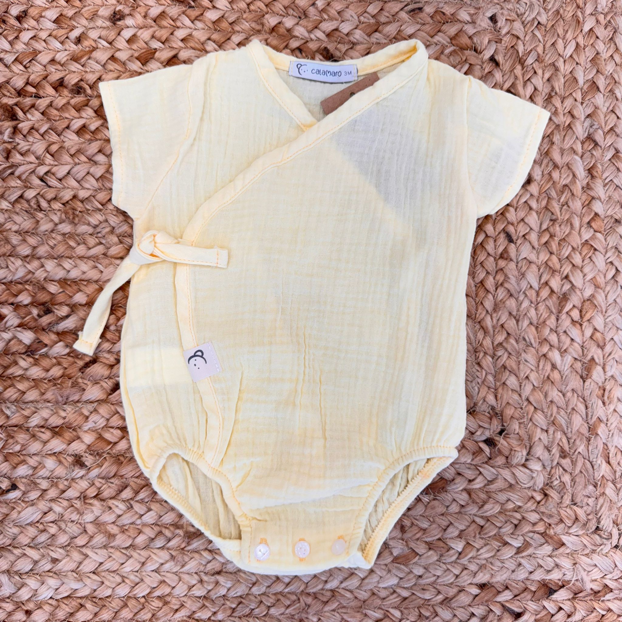 Body neonato estivo in cotone giallo, modello incrociato con laccetto e bottoni automatici