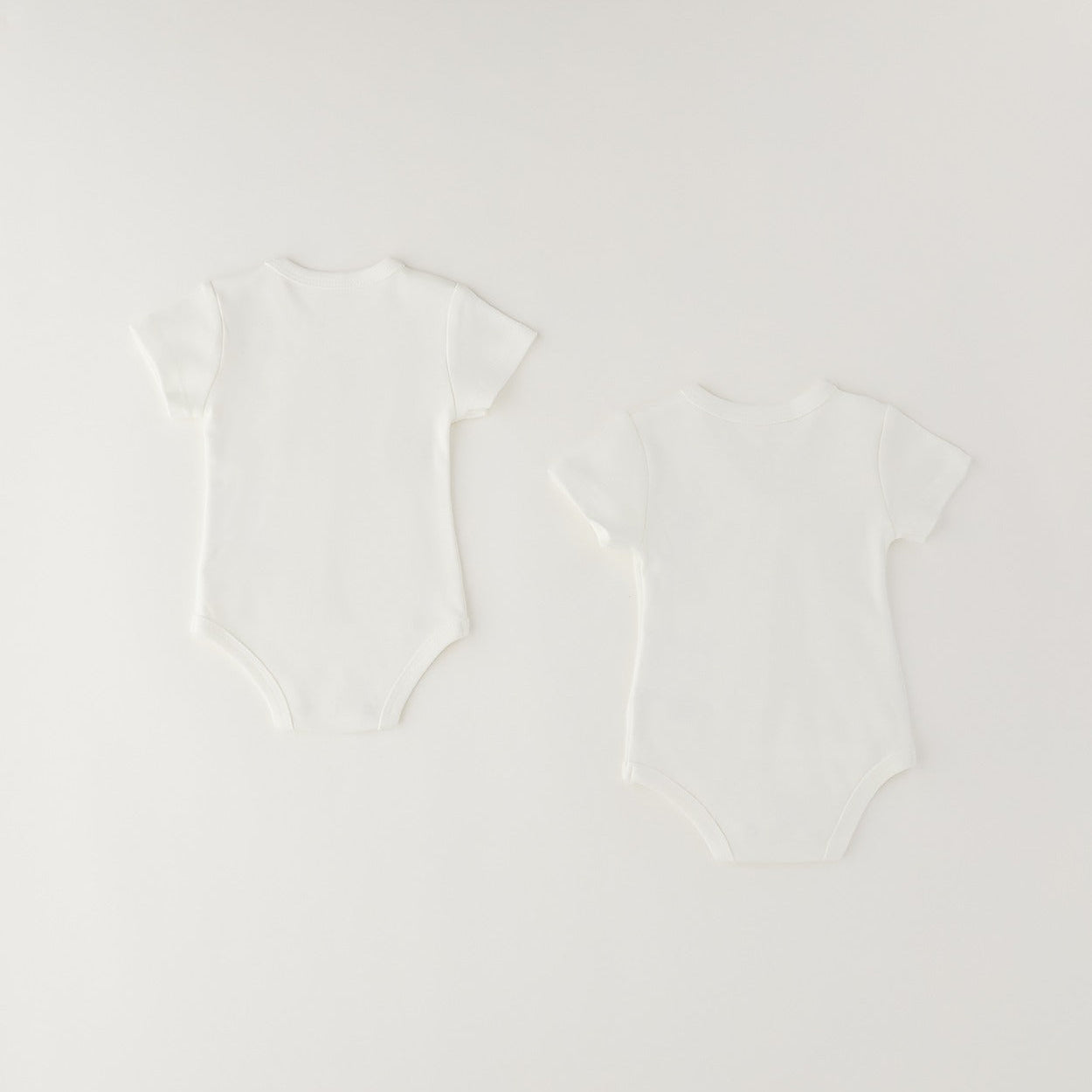 Set 2 body neonato unisex in caldo cotone bianco con apertura incrociata e decorazioni con orsetti