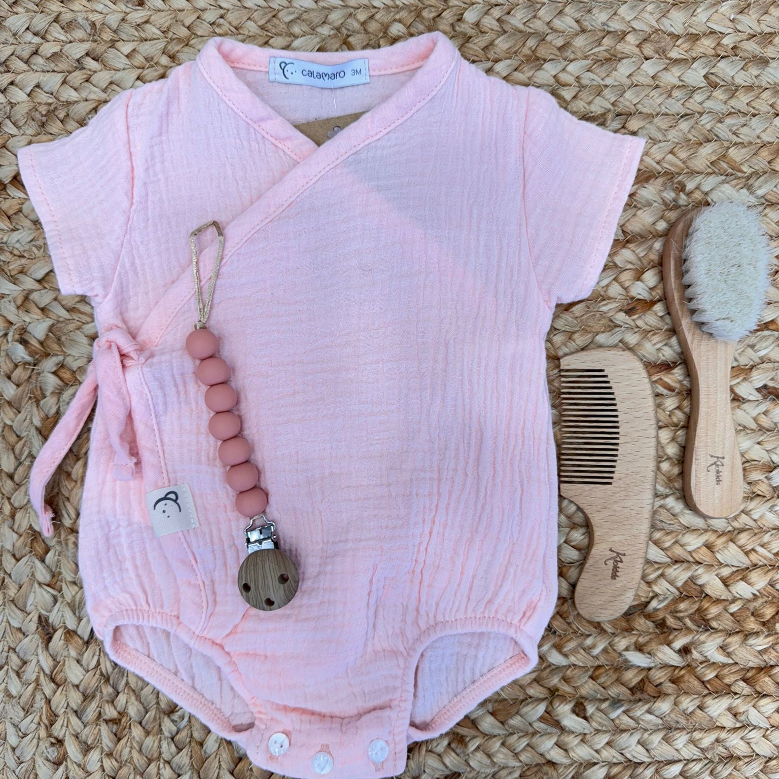 Body rosa neonato in cotone garzato leggero, modello kimono con chiusura a fiocco laterale