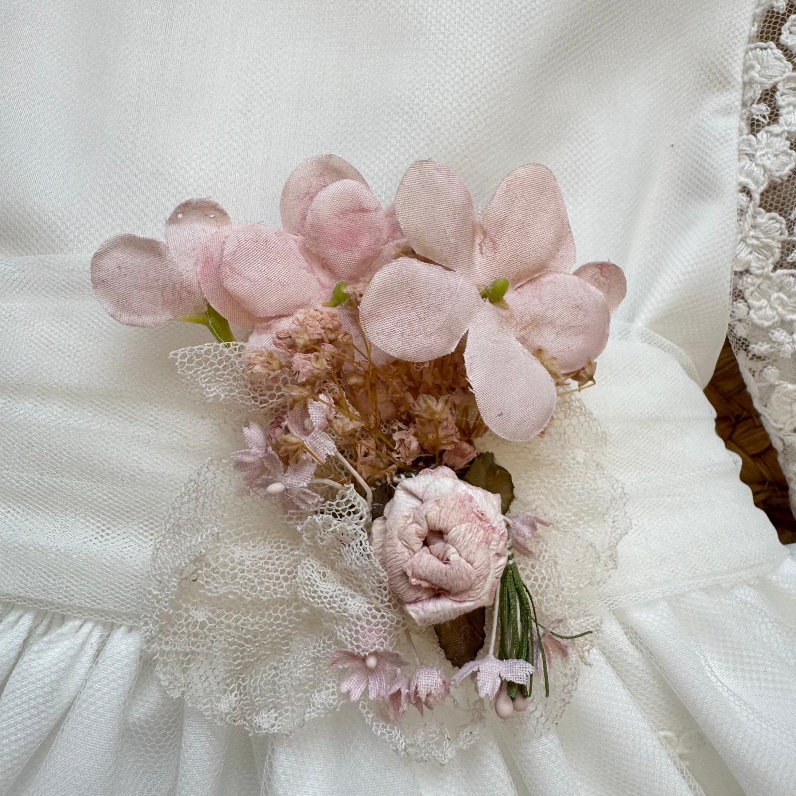 dettaglio bordo gonna con pizzo ricamato