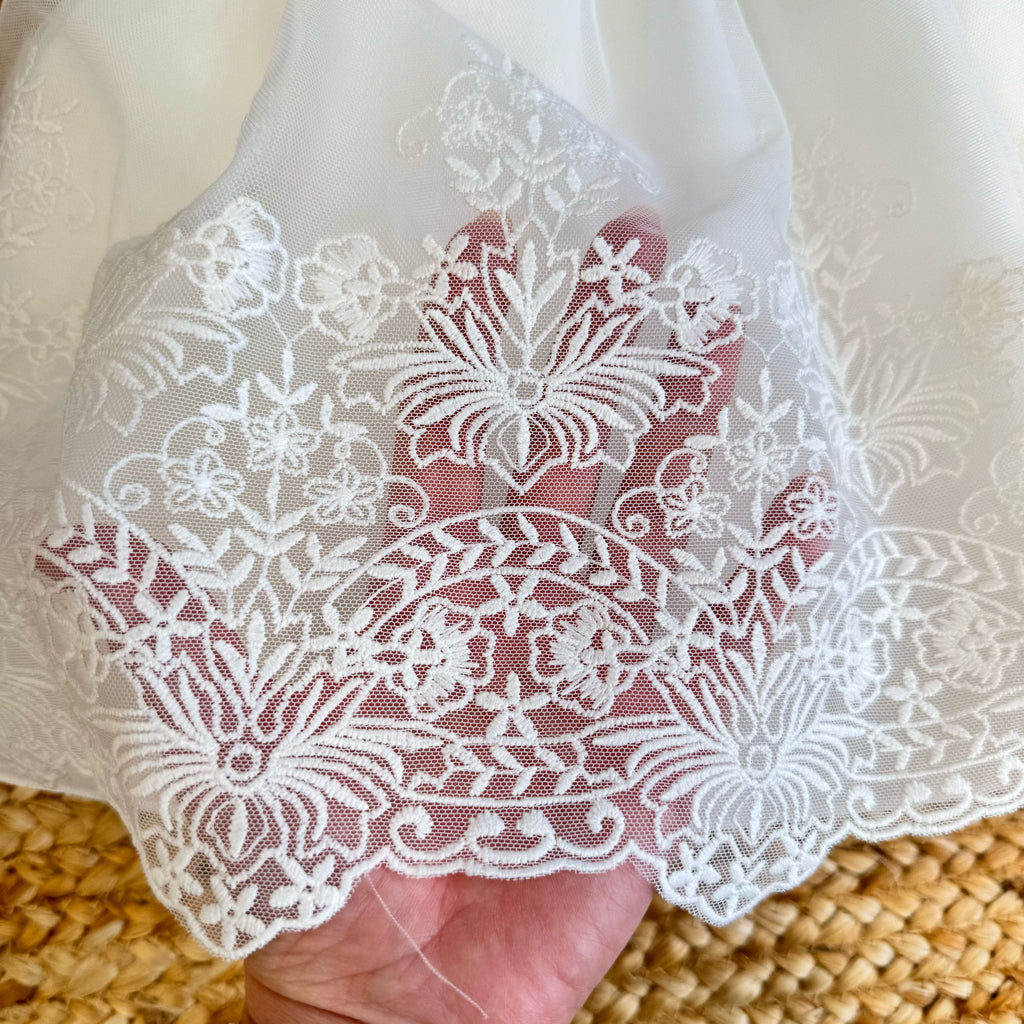  Gonna con bordo ricamato bianco, perfetta per un battesimo elegante.