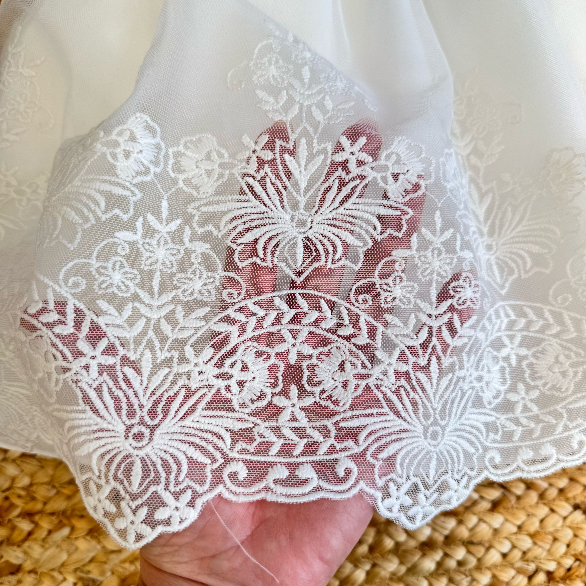  Gonna con bordo ricamato bianco, perfetta per un battesimo elegante.