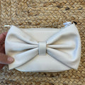 Borsa a tracolla bimba beige con grande fiocco frontale e catena dorata.