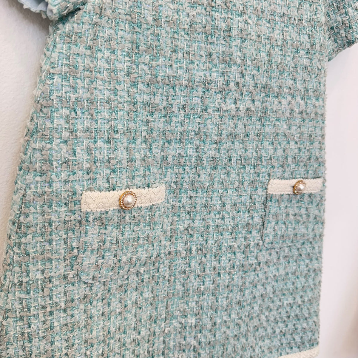Abito elegante bambina in tweed verde acqua con dettagli gioiello avorio, maniche corte e linea svasata