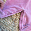 Tutina neonata in ciniglia rosa con ricamo floreale e fiocco elegante