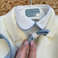 Completo battesimo bimbo azzurro e avorio con cardigan doppiopetto, pantalone con bretelle e papillon