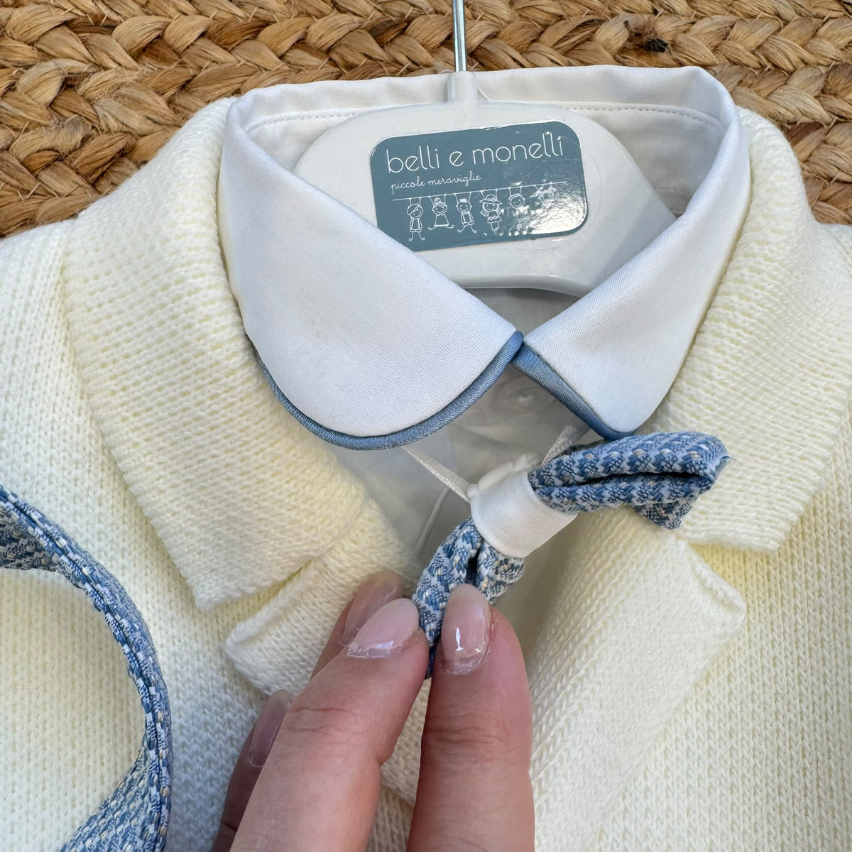 Completo battesimo bimbo azzurro e avorio con cardigan doppiopetto, pantalone con bretelle e papillon