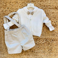 Completo battesimo bimbo con cardigan panna, camicia e bermuda beige con bretelle