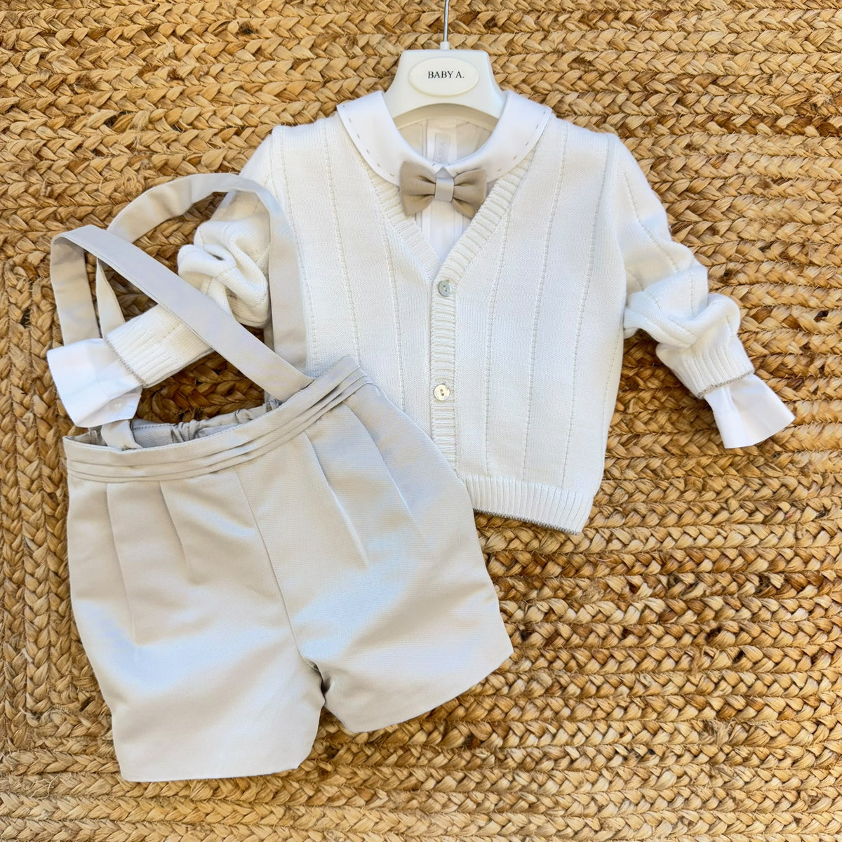 Completo battesimo bimbo con cardigan panna, camicia e bermuda beige con bretelle