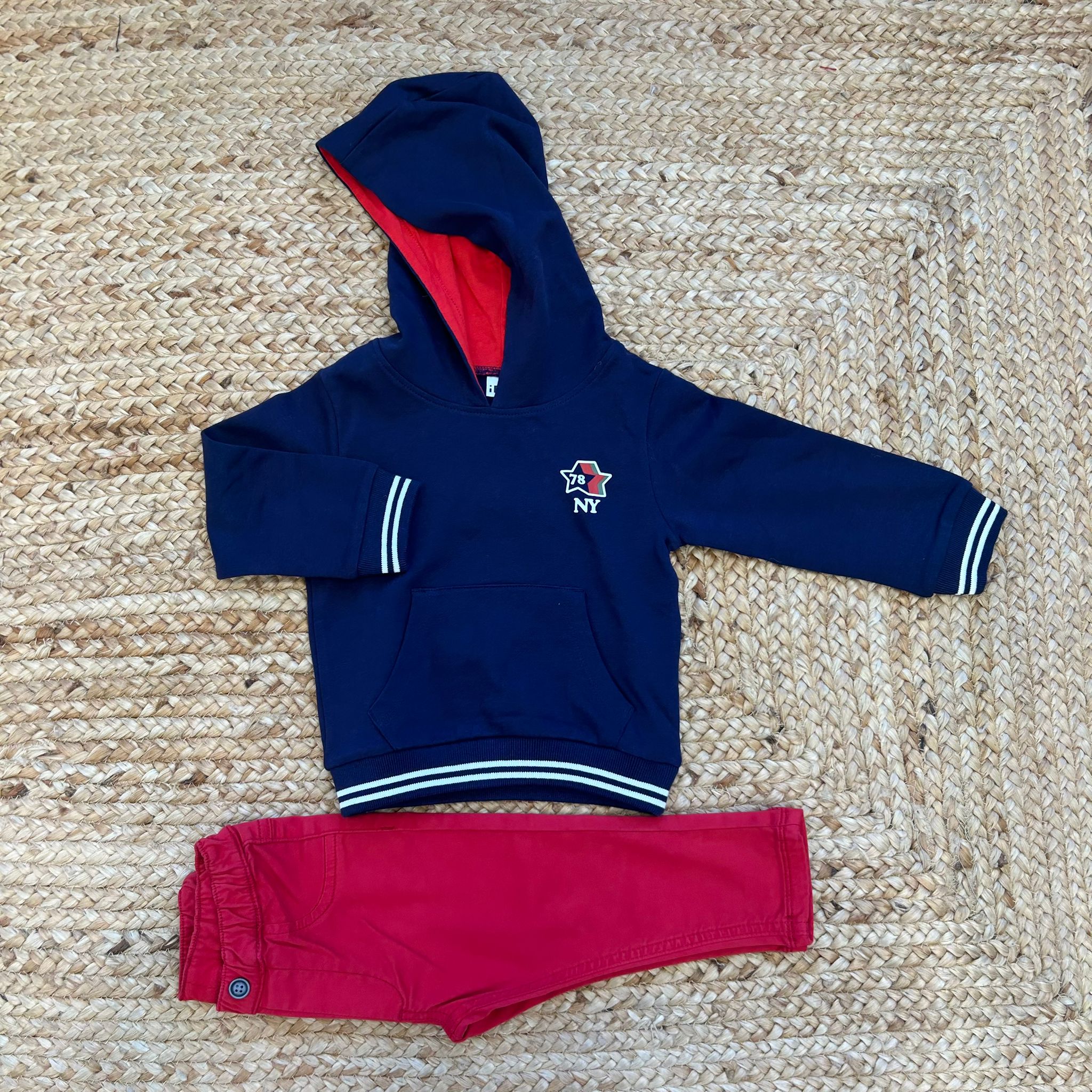 Completo bimbo felpa blu con cappuccio e pantalone rosso