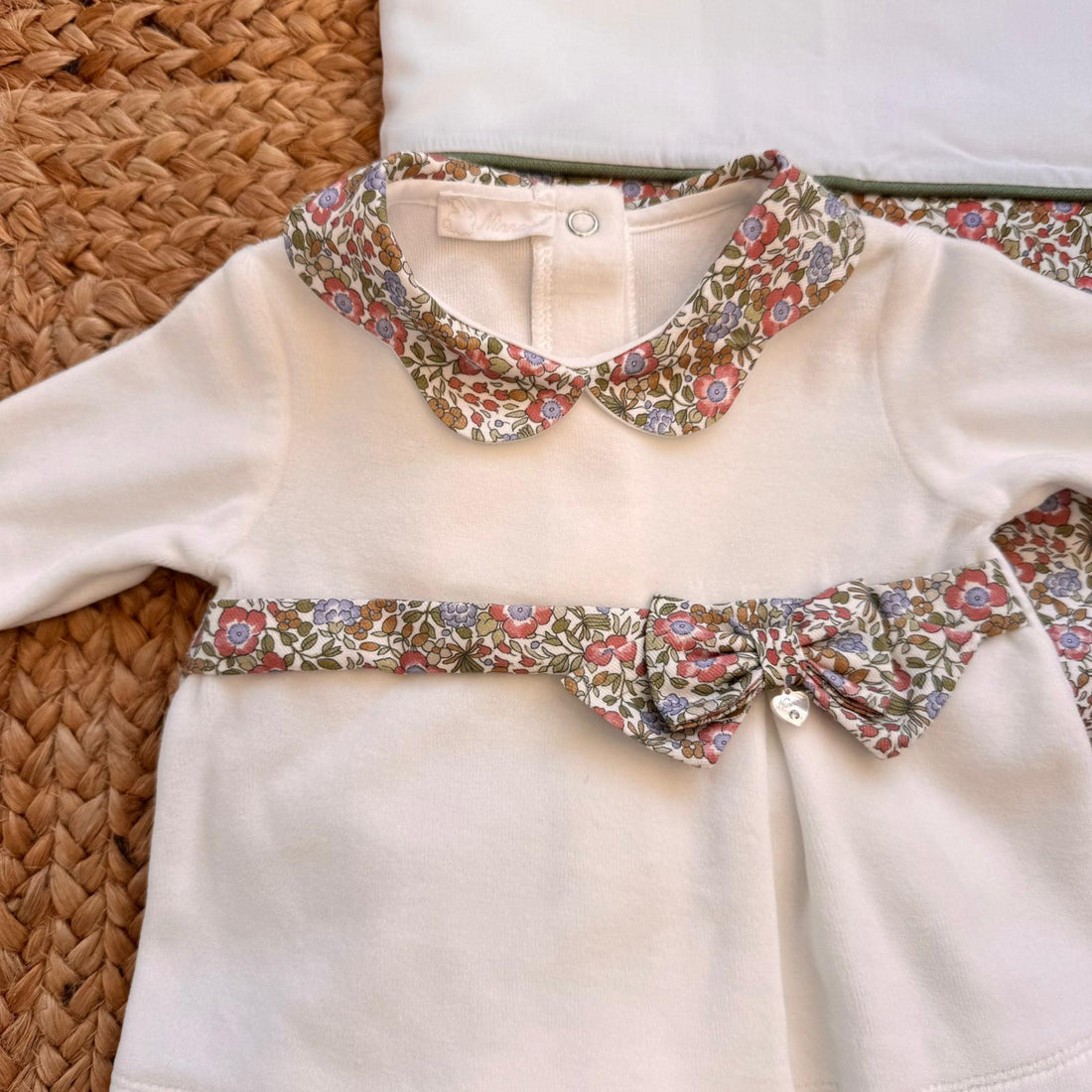 Set nascita in ciniglia per neonata con dettagli floreali liberty, completino e copertina – coordinato invernale elegante