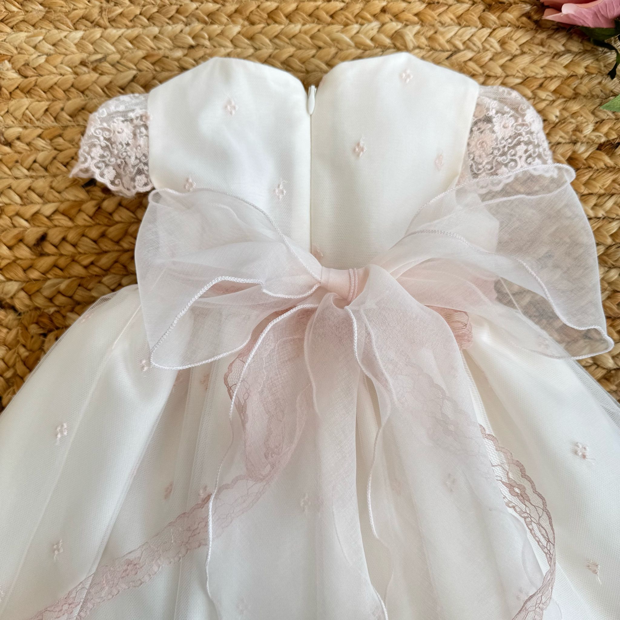 ABITO DA BATTESIMO ELEGANTE MIMILU' CON FIORELLINI ROSA RICAMATI E FIOCCO IN TULLE