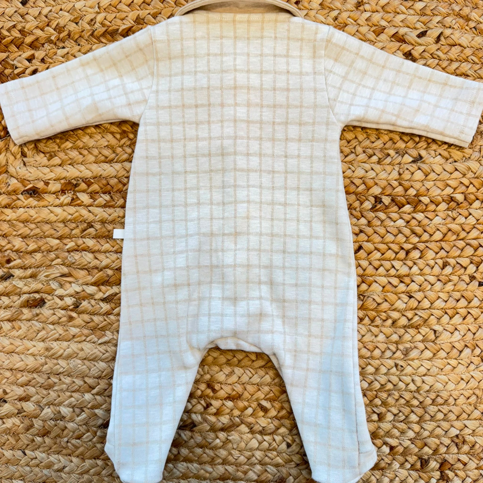 Tutina neonato in caldo cotone beige a quadri con colletto classico Made in Italy.