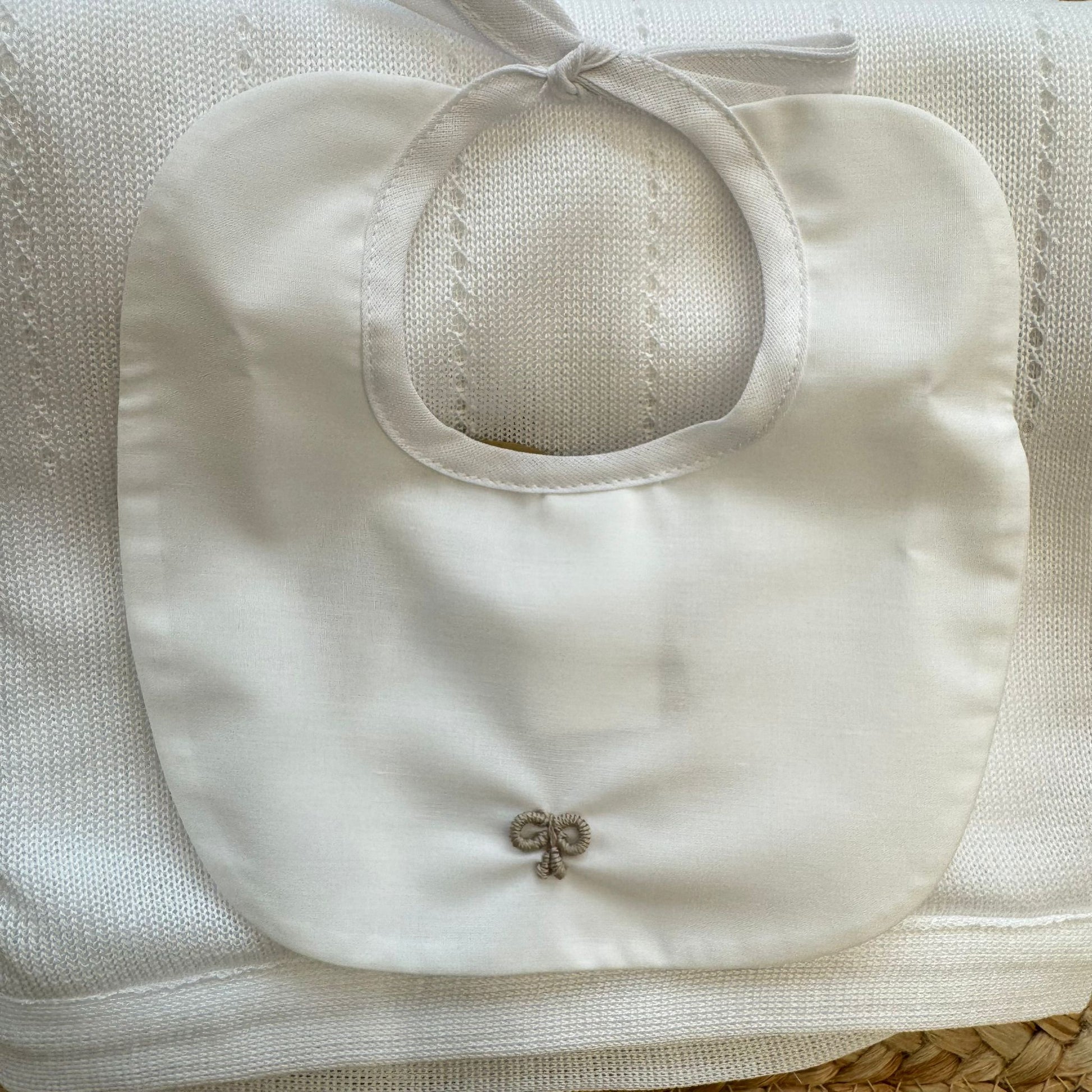 Dettaglio calzini coordinati panna e sabbia