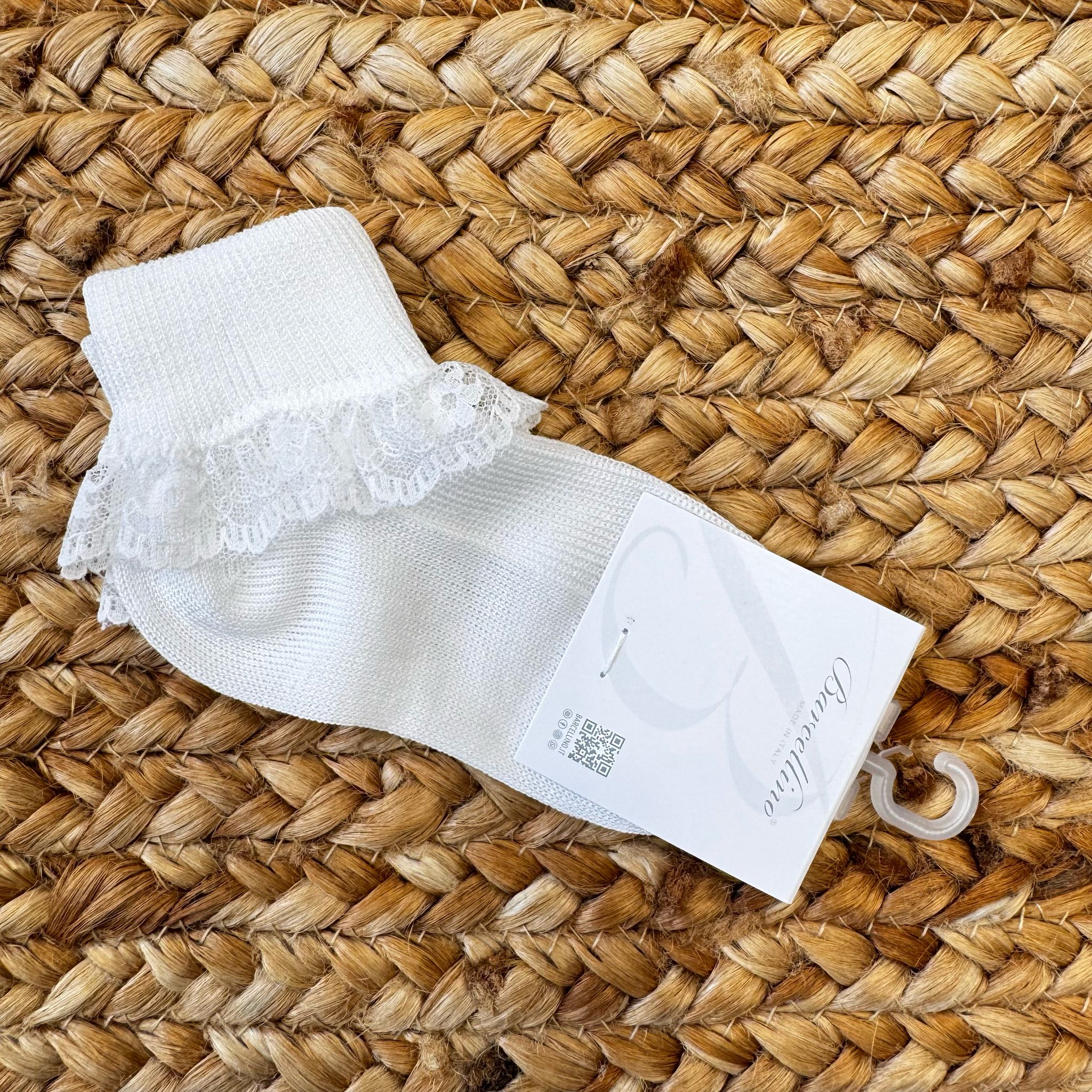 Calzini bianchi con pizzo per bambina, ideali per battesimo e cerimonie
