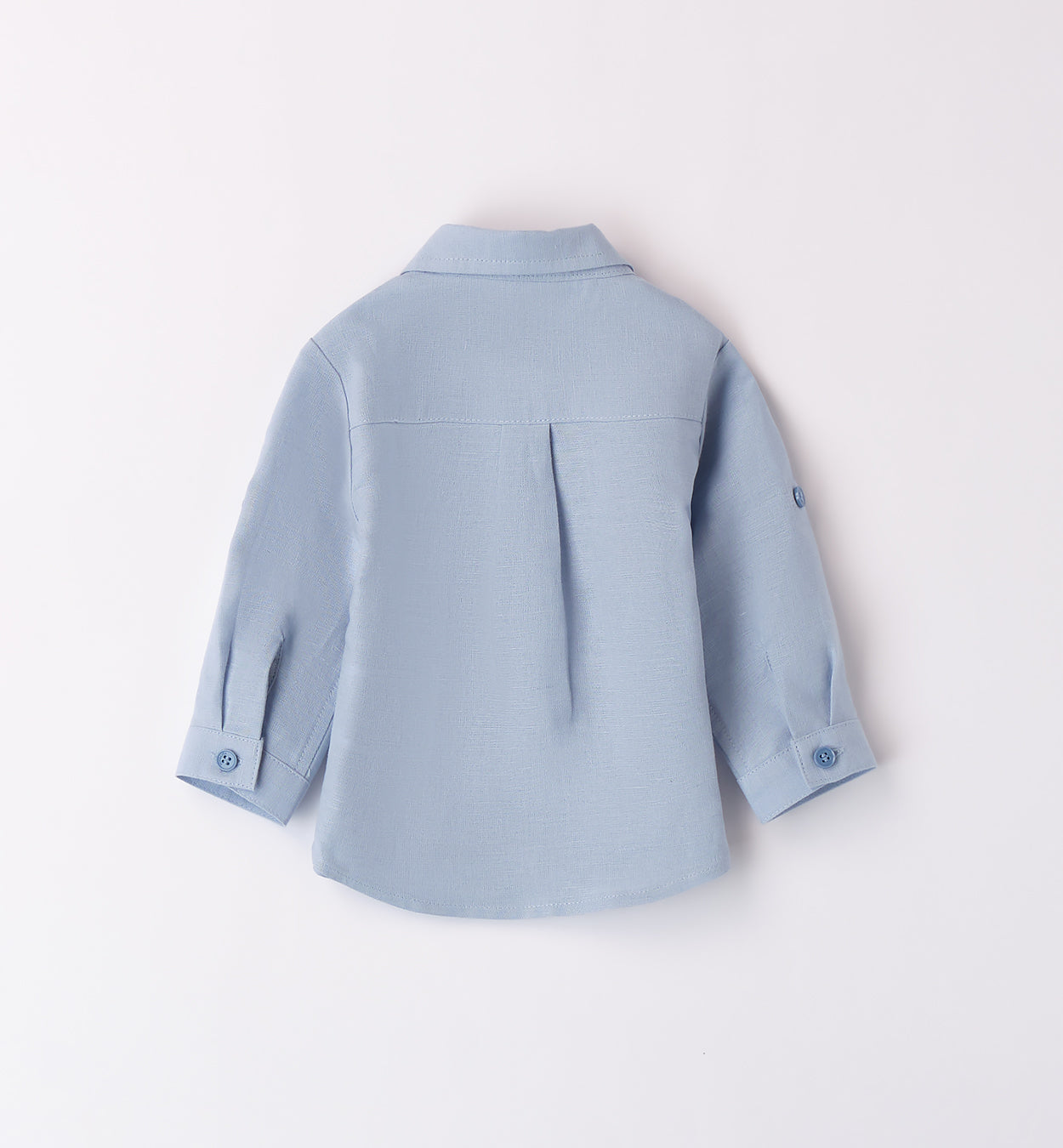 maglione bianco con camicia blu e pantaloni beige per bambino, con dettagli in blu e camicia azzurra in lino. perfetto per un look elegante e casual.