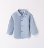 maglione bianco con camicia blu e pantaloni beige per bambino, con dettagli in blu e camicia azzurra in lino. perfetto per un look elegante e casual.