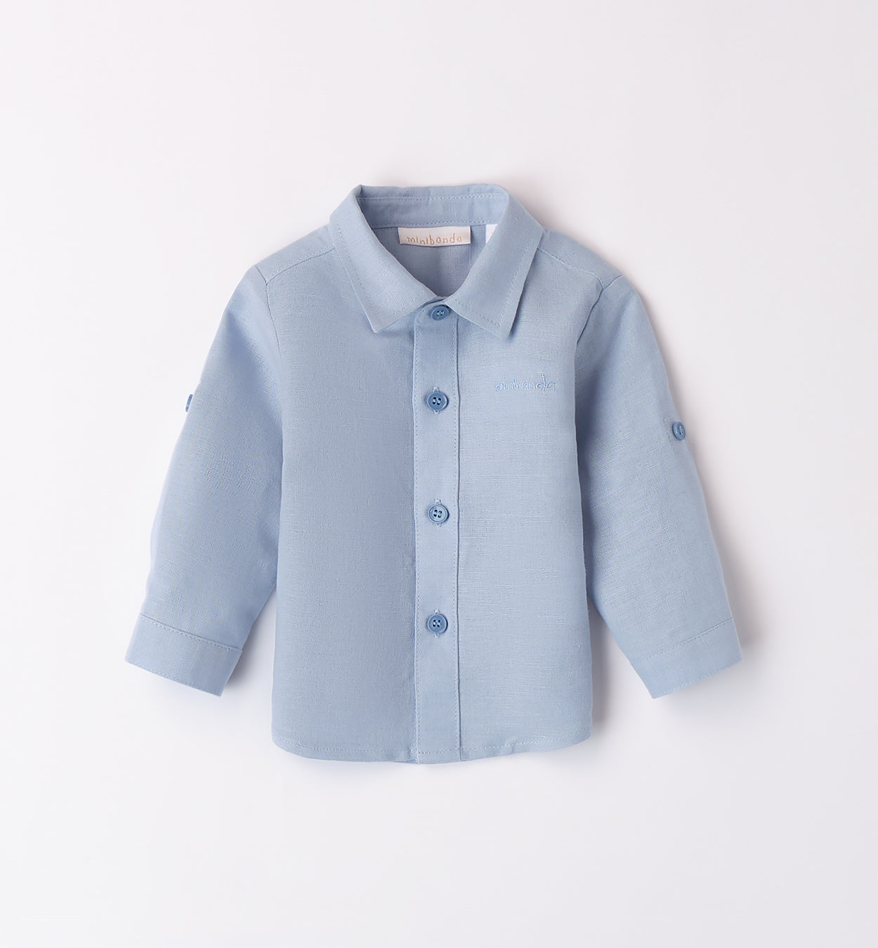 maglione bianco con camicia blu e pantaloni beige per bambino, con dettagli in blu e camicia azzurra in lino. perfetto per un look elegante e casual.