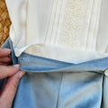 Completo battesimo bimbo azzurro polvere e bianco con camicia ricamata, pantaloncino a palloncino in velluto e papillon coordinato.